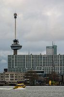 Skyline Rotterdam met watertaxi en Euromast.