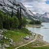 Medicine Lake dans les montagnes Rocheuses canadiennes sur Hilda Weges