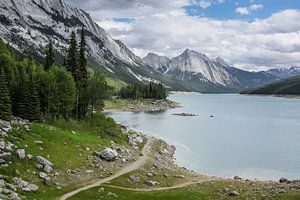 Medicine Lake in de Rocky Mountains Kanada