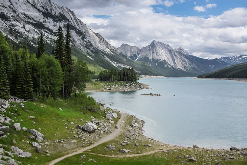 Medicine Lake in de Rocky Mountains van Canada van Hilda Weges