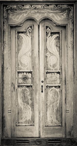 Die Tür des weißen Gebäudes am Eingang zum Royal Rock Temple Komplex in Dambulla von Inez Wijker