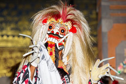 Balinese danser tijdens traditionele dansvoorstelling