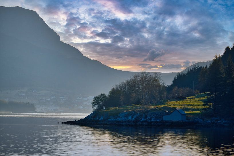 Fjord in Noorwegen bij zonsondergang van Martin Köbsch