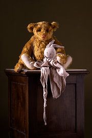 Oude Teddybeer met tutlap