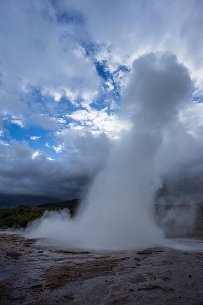 Island - Großer Ausbruch am Gusher Strokkur von adventure-photos