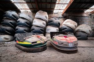 Autos tamponneuses abandonnées dans le garage. sur Roman Robroek - Photos de bâtiments abandonnés