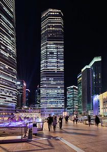 Nachtszene mit kommerziellem Bereich und Wolkenkratzern, Shanghai, China von Tony Vingerhoets