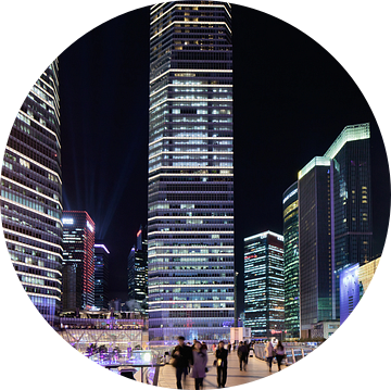 Nacht scène met commerciële ruimte en wolkenkrabbers, Shanghai, China van Tony Vingerhoets