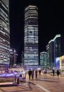 Scène de nuit avec zone commerciale et gratte-ciel, Shanghai, Chine par Tony Vingerhoets Aperçu