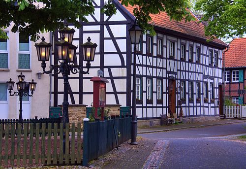 Dorpsstraat met oude lantaarns