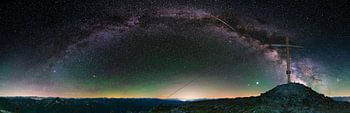 Milchstraßenpanorama auf Berg