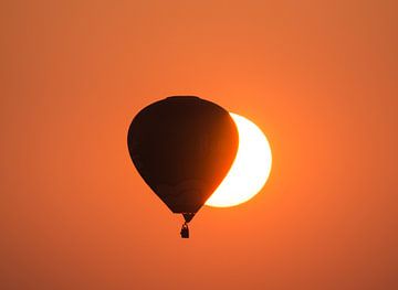 Luchtballon bij zonsondergang van Dennie Vercruijsse