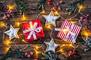 Décoration de Noël avec cadeaux, étoiles blanches sur Alex Winter