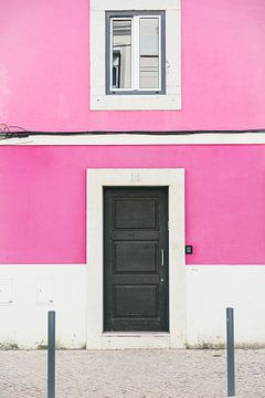 Roze Gevel en Deur in Portugal van Patrycja Polechonska