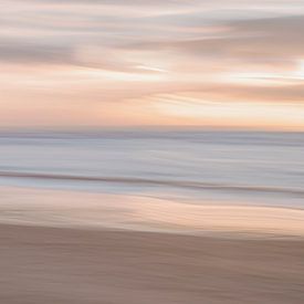 Tirage d'art abstrait longue exposition beige et bleu pastel - couleurs neutres photographie de sur Christa Stroo photography