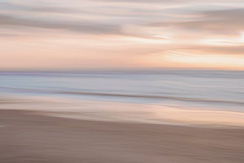 Tirage d'art abstrait longue exposition beige et bleu pastel - couleurs neutres photographie de sur Christa Stroo photography