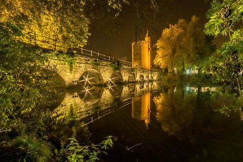 Brug en Poertoren bij nacht 