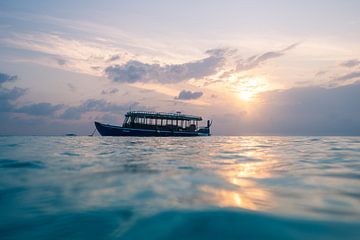 Still liegendes Boot in der Abendsonne von Christian Klös