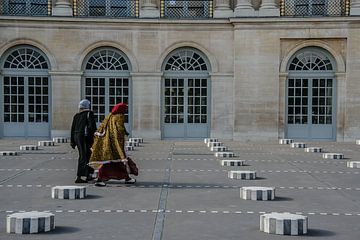 twee fraai geklede  vrouwen op een binnenplein in parijs