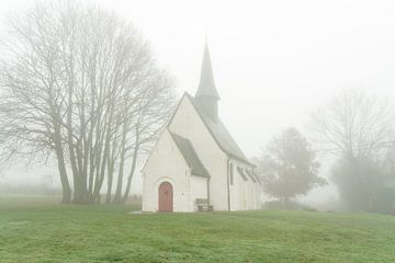 Woestijkapel in Gooik im Nebel