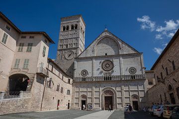 Katedraal San Rufino in Assisi, Italië van Joost Adriaanse