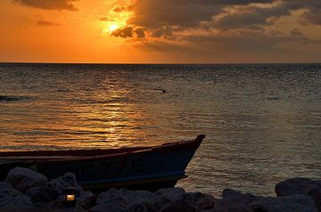 Bateau de pêche au coucher du soleil sur Karel Frielink