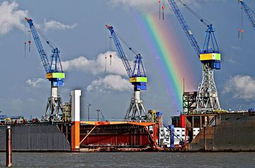 Regenboog over de haven van Hamburg
