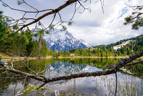 Het rustige Luttenmeer bij Mittenwald, omgeven door alpenatuur en een stil berglandschap.
