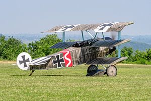 Nachbau eines Fokker DR.1-Dreideckers.