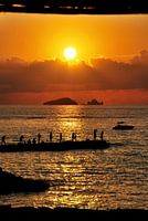 Zonsondergang met mensen op Ibiza - Spanje
