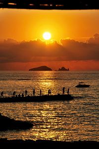 Les gens profitent du coucher de soleil sur Ibiza - Espagne