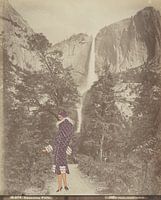 Dame bij de waterval