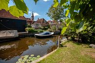 Ansicht von alten Kanälen mit Booten in einer alten niederländischen Stadt. von Fotografiecor .nl Miniaturansicht