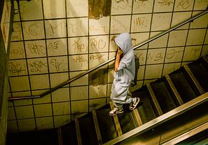 Berliner U-Bahn Treppe – Hoodie, Kacheln & Lichtstreifen