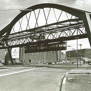 Wuppertaler Schwebebahn in Schwarz-Weiß