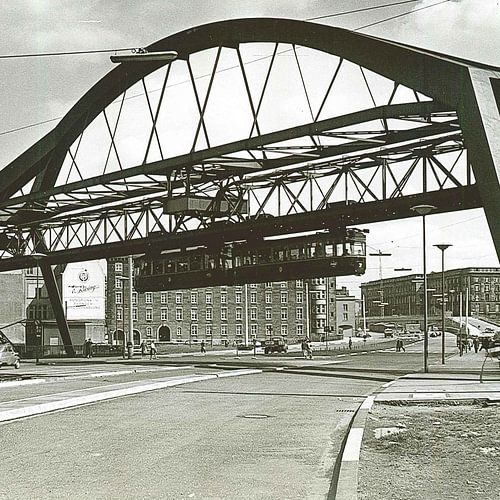 Zwart-witte Wuppertaler hangspoorweg in Wuppertal