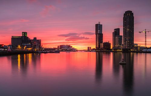 Skyline van Rotterdam na zonsondergang