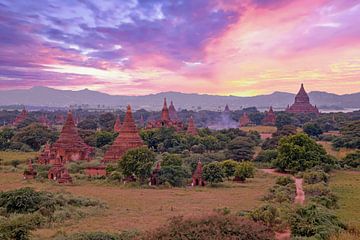 Anciennes pagodes dans le paysage près de Bagan au Myanmar au coucher du soleil sur Eye on You