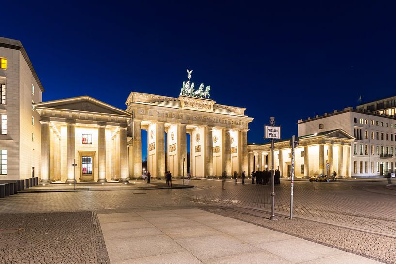 Brandenburger Tor en Pariser Platz op het blauwe uur. van Frank Herrmann