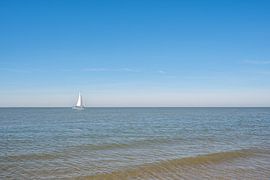 The sailboat and the sea by John van de Gazelle fotografie