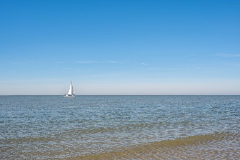 Het zeilbootje en de zee van John van de Gazelle fotografie