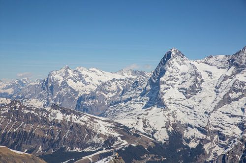 La face nord de l'Eiger dans un paysage ensoleillé de neige hivernale