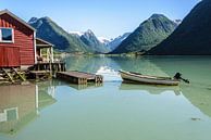 Boothuis en bergen aan een fjord in Noorwegen van iPics Photography thumbnail