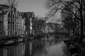 Zwartwit foto van de Oudezijds Voorburgwal in Amsterdam van Phillipson Photography