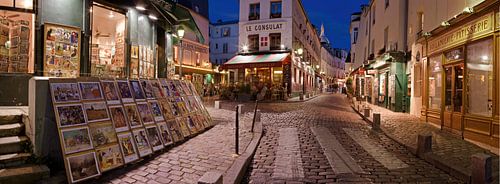 Rue Norvins à Montmartre au crépuscule / Rue Norvins à Montmartre au crépuscule