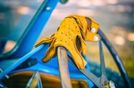 Handschoenen op het stuur van een Bugatti Type 43 klassieke sportwagen van Sjoerd van der Wal Fotografie thumbnail