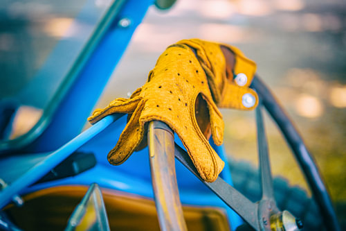Handschoenen op het stuur van een Bugatti Type 43 klassieke sportwagen