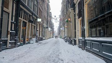 Quartier rouge enneigé d'Amsterdam aux Pays-Bas en hiver sur Eye on You