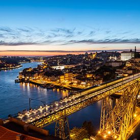 Uitzicht over Porto, Portugal tijdens zonsondergang van Renzo Gerritsen