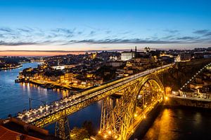 Uitzicht over Porto, Portugal tijdens zonsondergang van Renzo Gerritsen